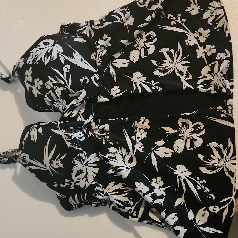 Black and white floral tankini top padded bra size 16 very good comdition